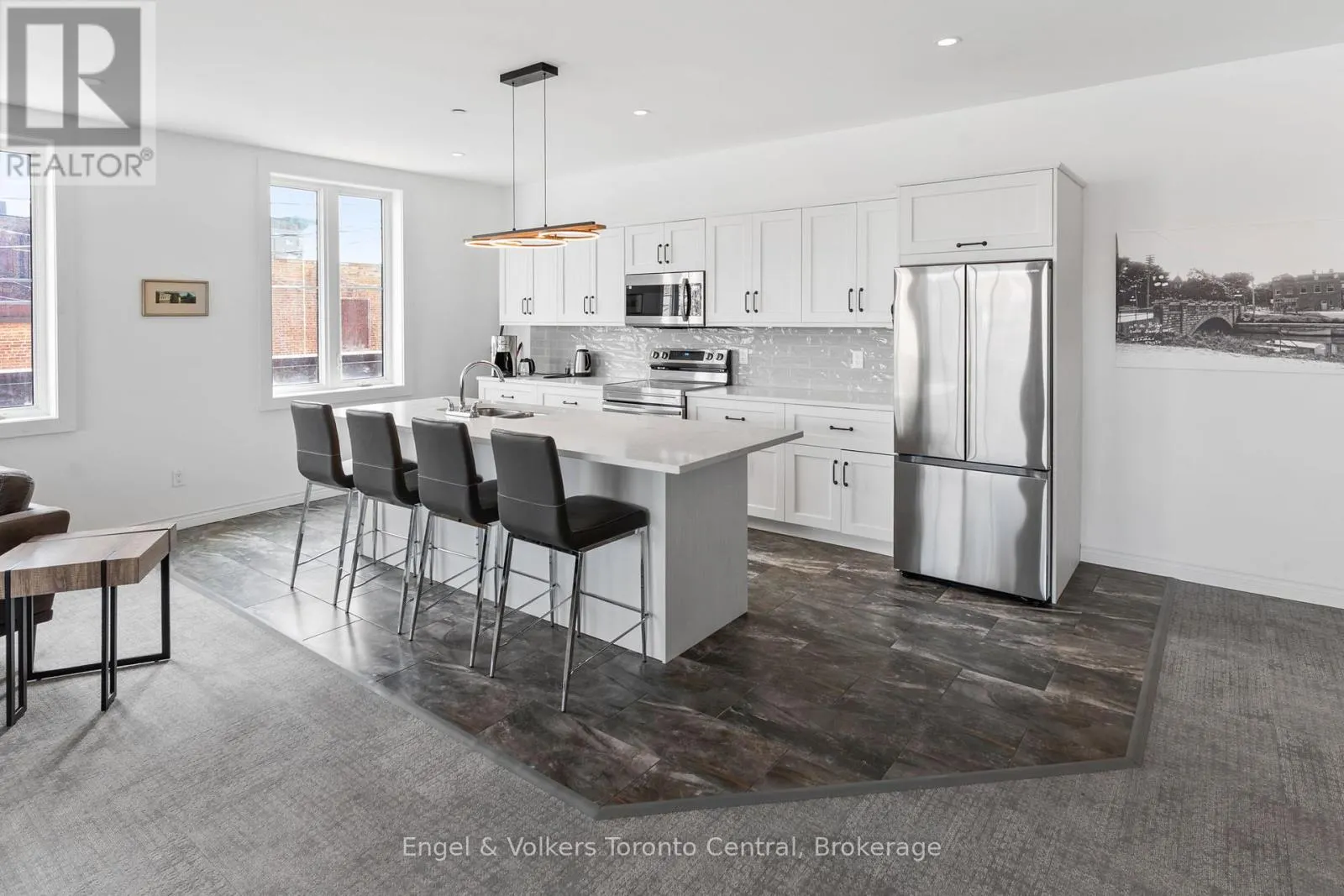 404 - 80 9TH STREET E, #404