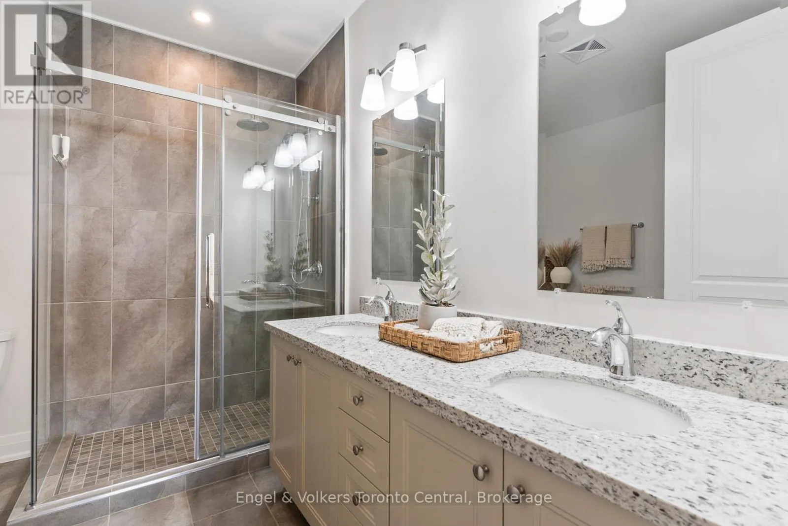 404 - 80 9TH STREET E, #404