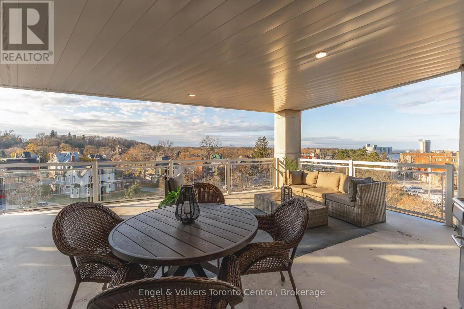 404 - 80 9TH STREET E, #404