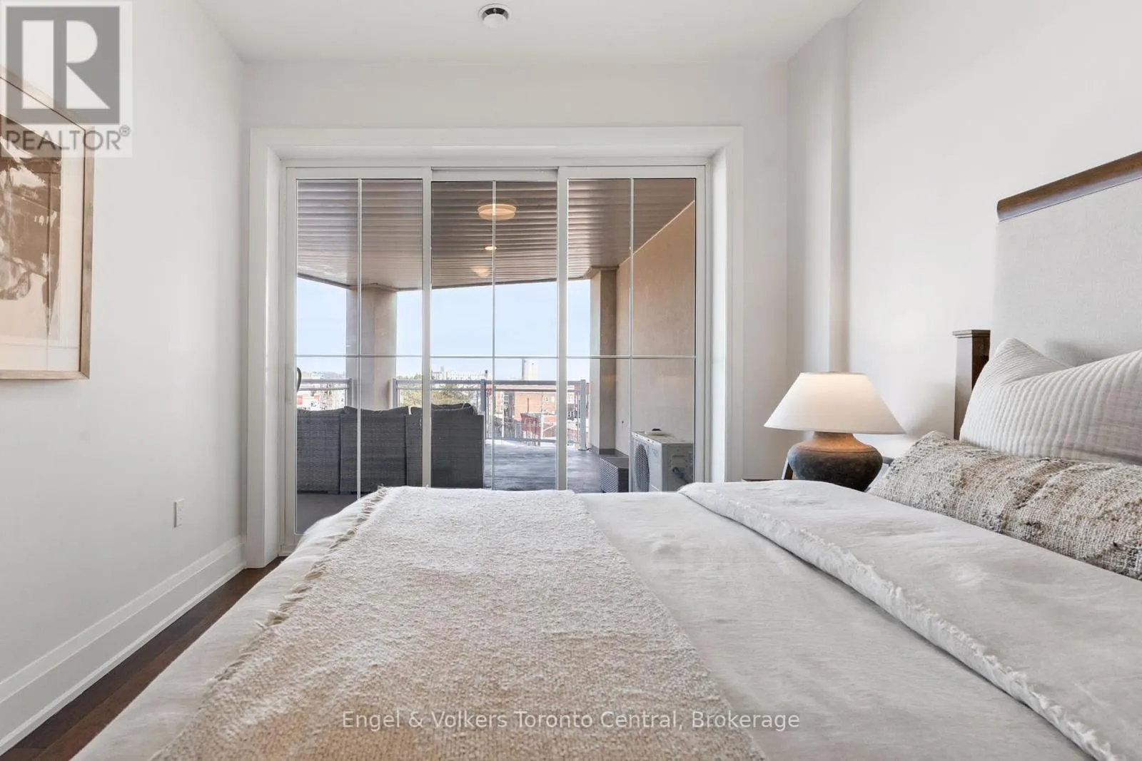 404 - 80 9TH STREET E, #404