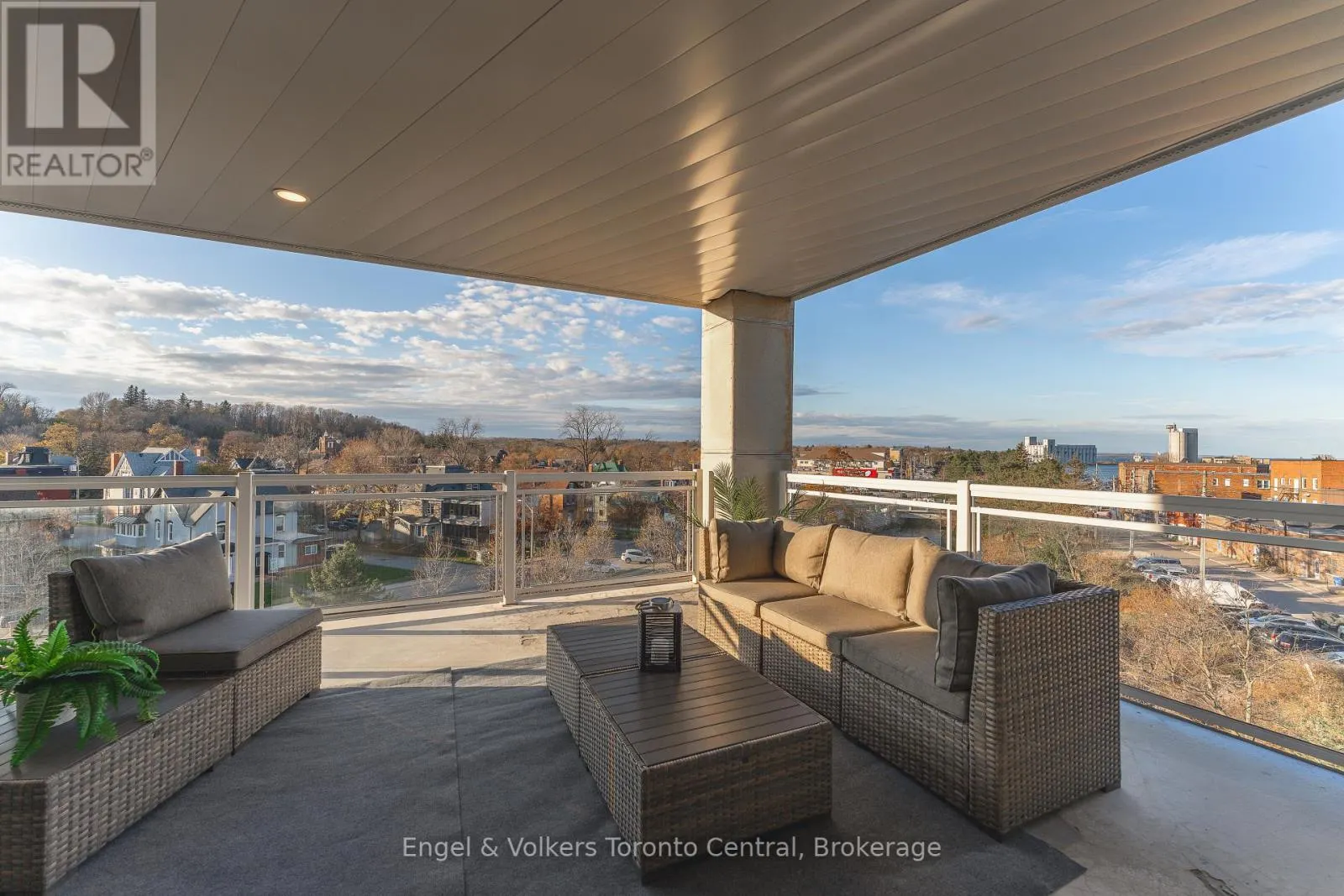 404 - 80 9TH STREET E, #404