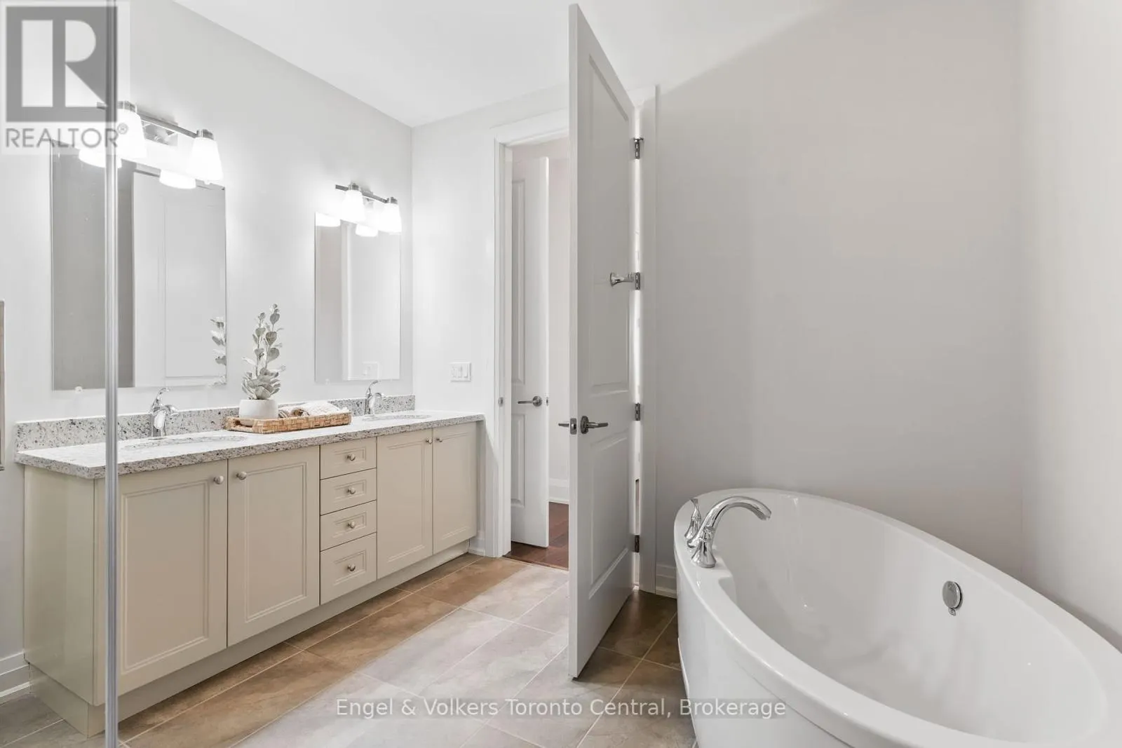 404 - 80 9TH STREET E, #404