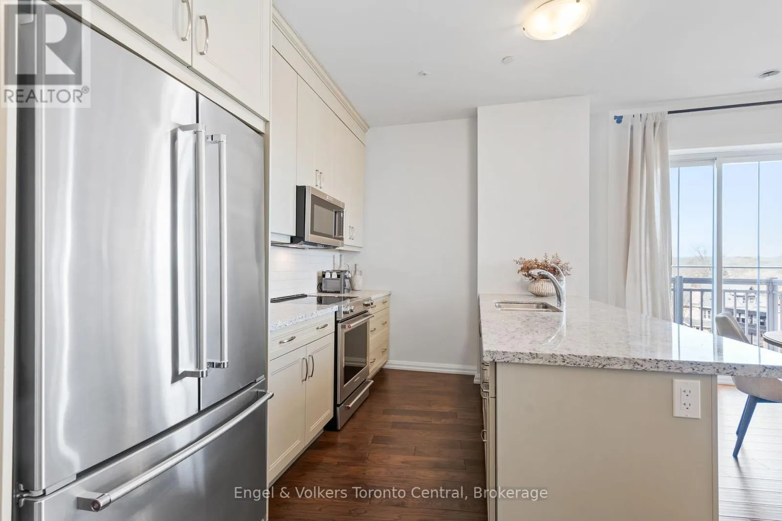 404 - 80 9TH STREET E, #404