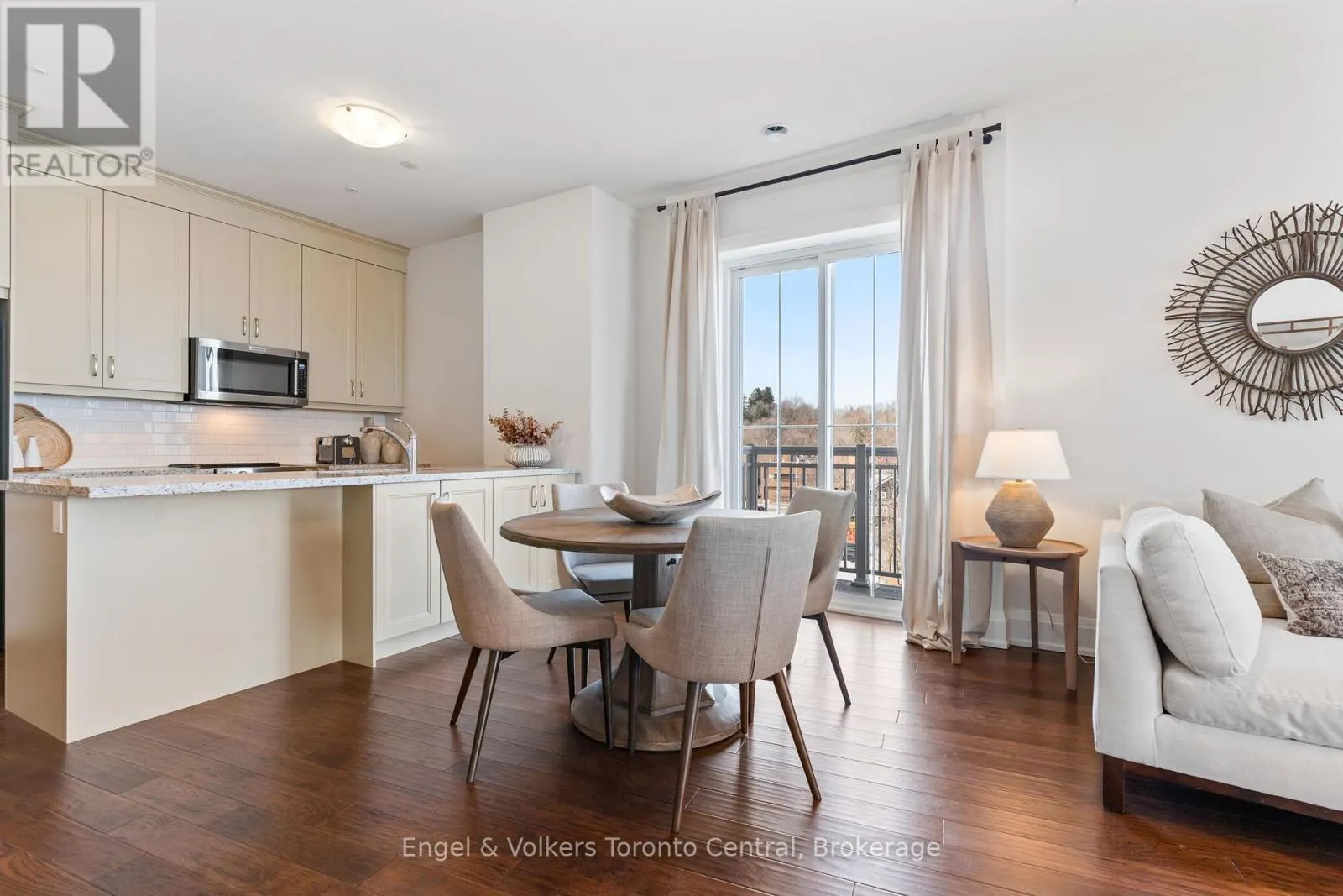 404 - 80 9TH STREET E, #404