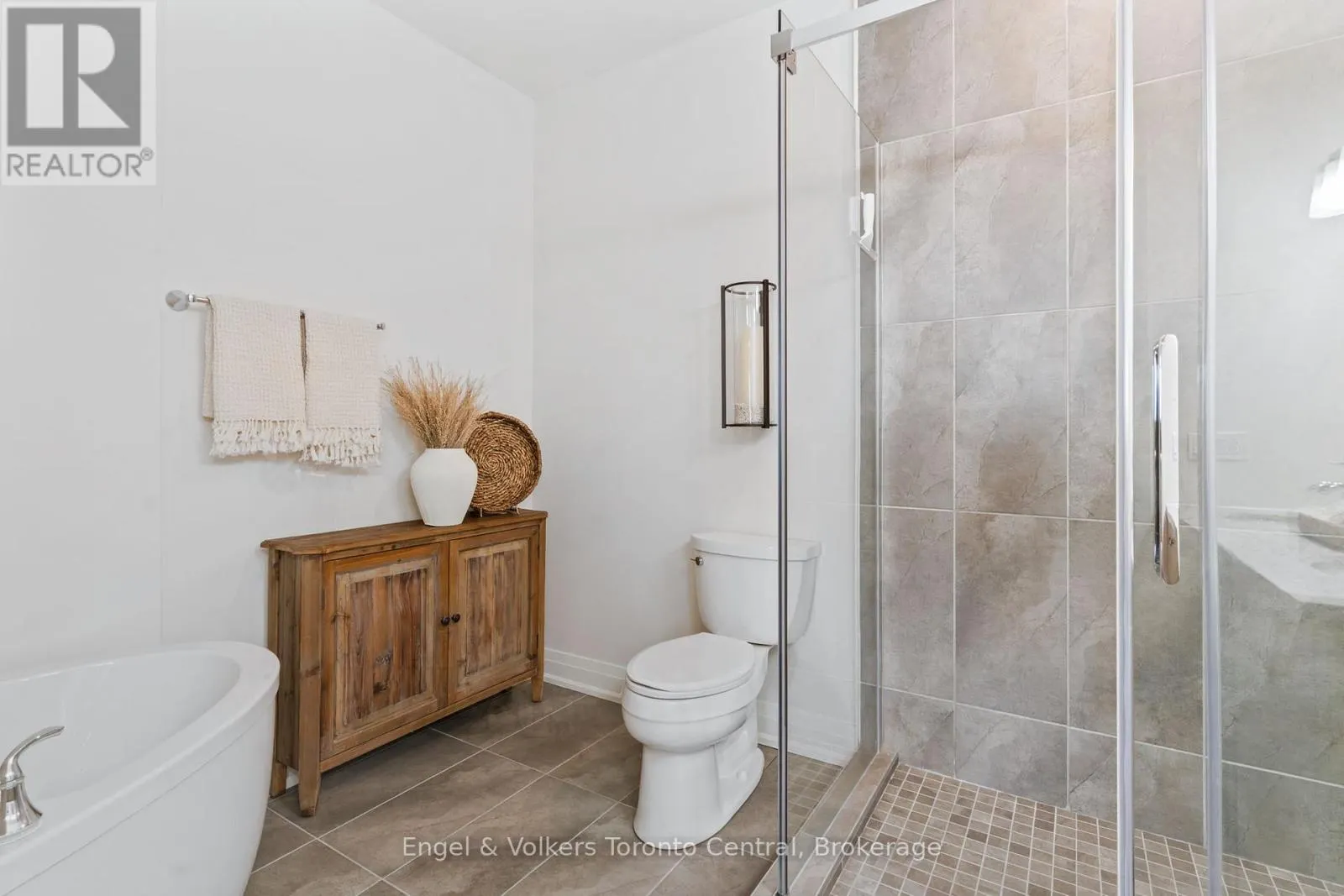 404 - 80 9TH STREET E, #404