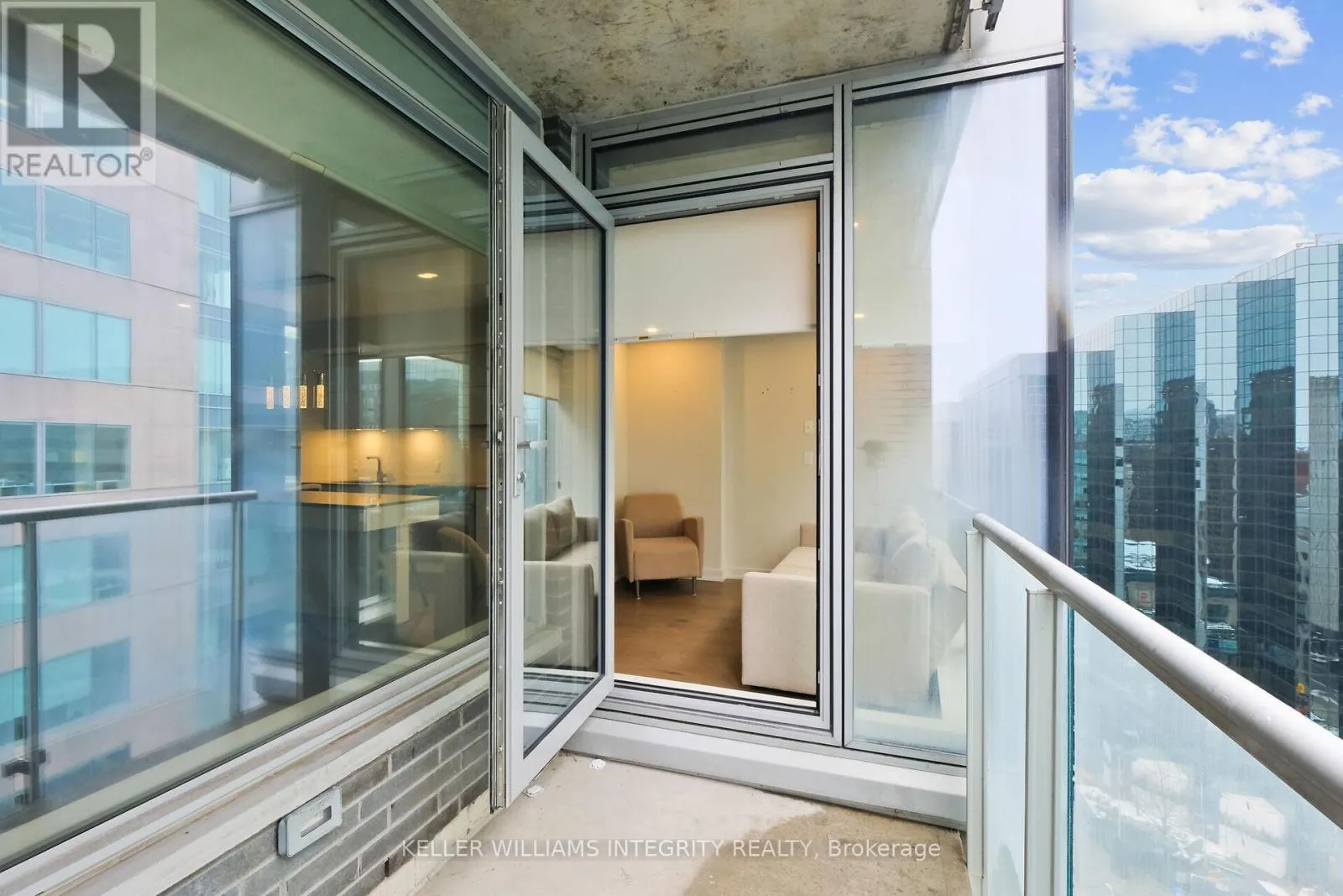 1501 - 101 QUEEN STREET N