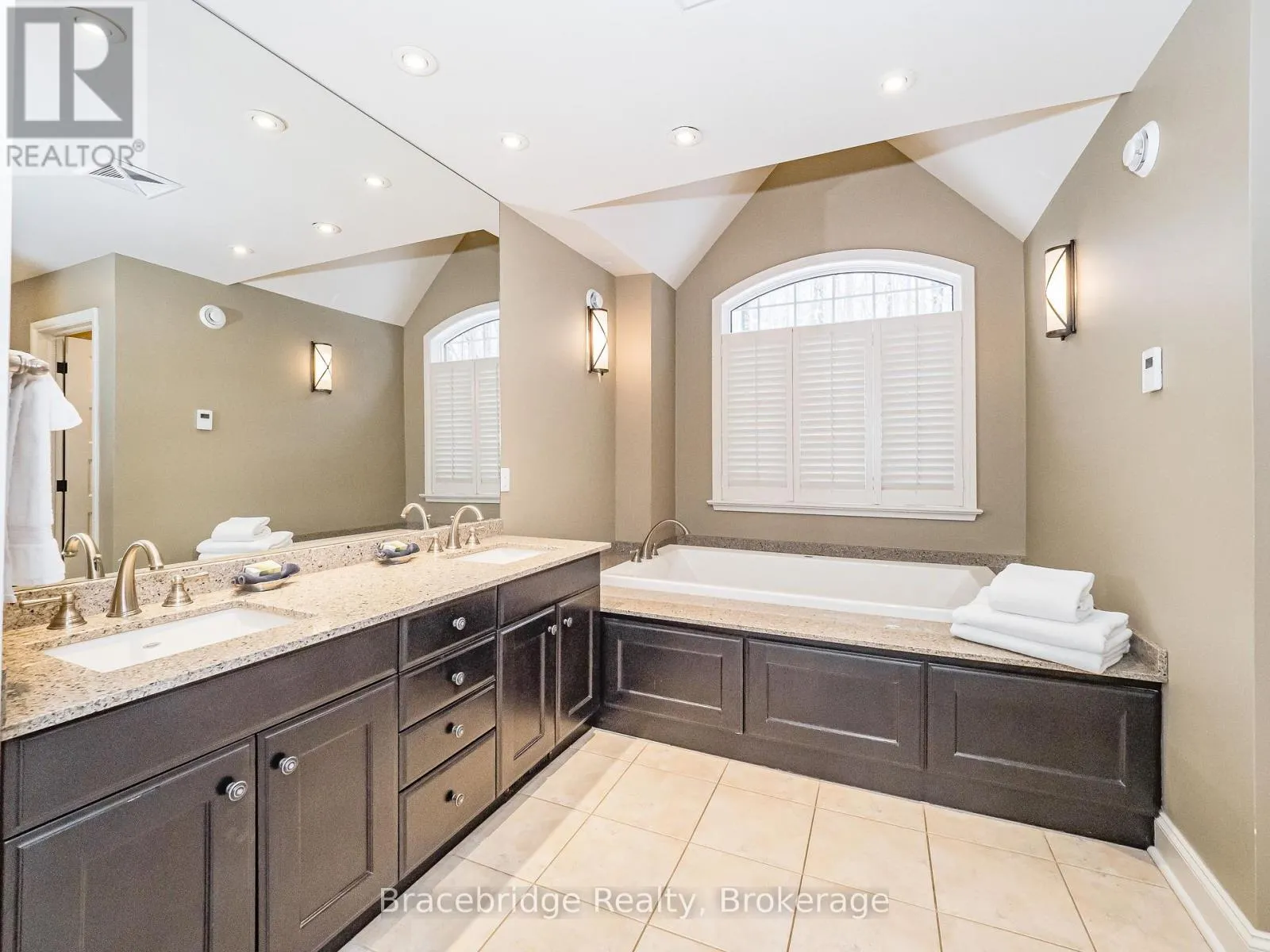 SANDFIELD 5 W10 - 3876 MUSKOKA RD HWY 118 W