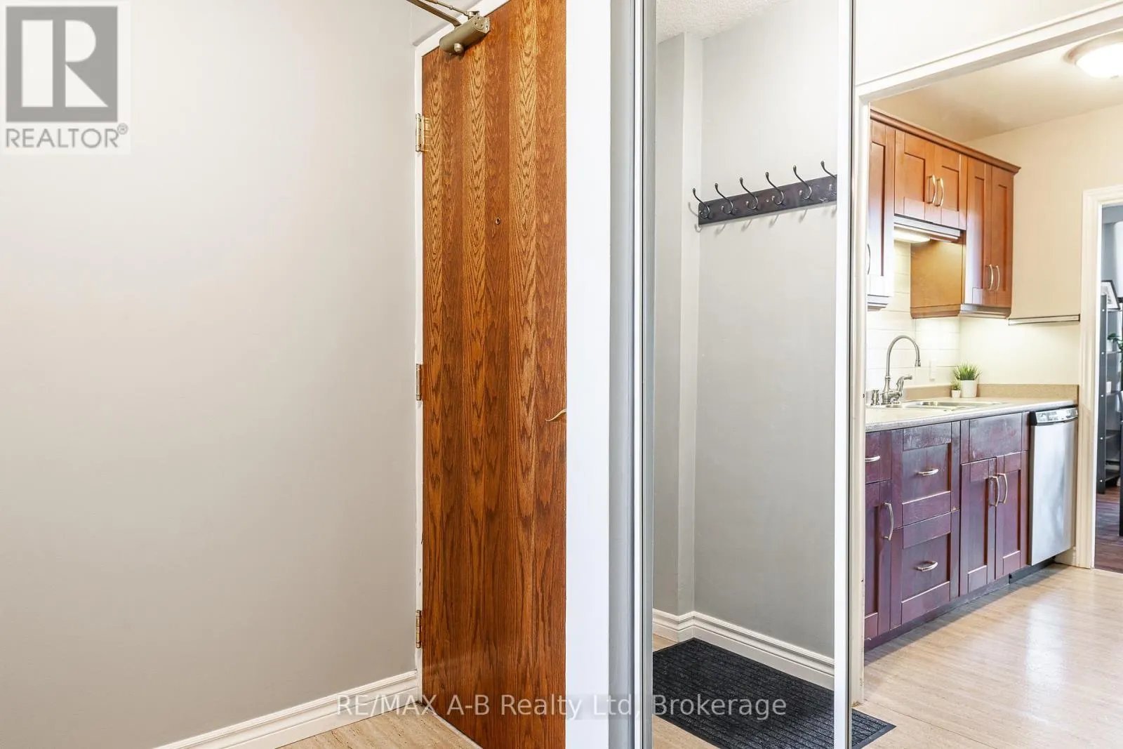 102 - 45 WESTMOUNT ROAD N, #102