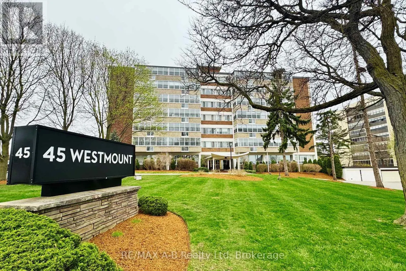 102 - 45 WESTMOUNT ROAD N, #102