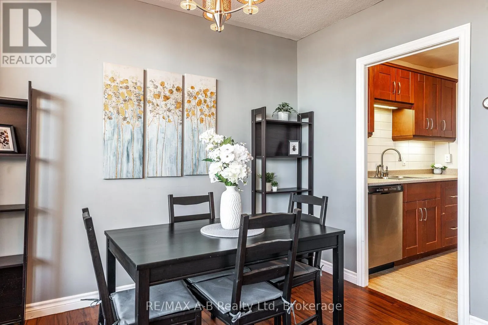 102 - 45 WESTMOUNT ROAD N, #102