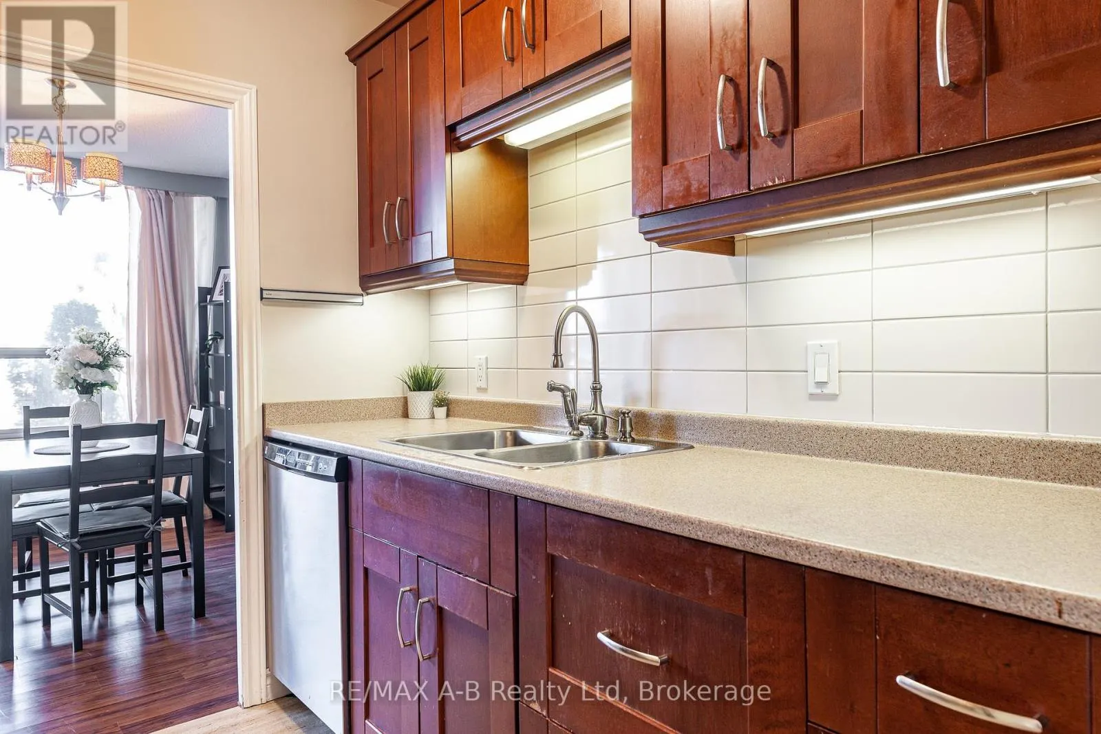 102 - 45 WESTMOUNT ROAD N, #102