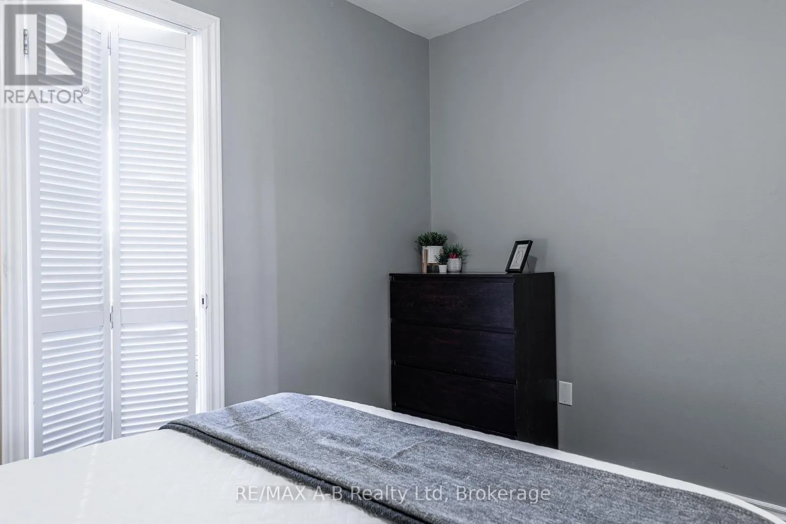 102 - 45 WESTMOUNT ROAD N, #102