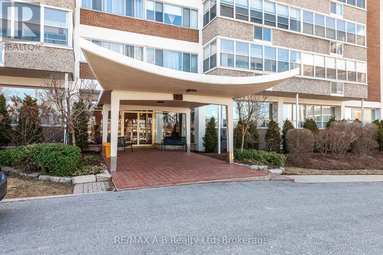 102 - 45 WESTMOUNT ROAD N, #102
