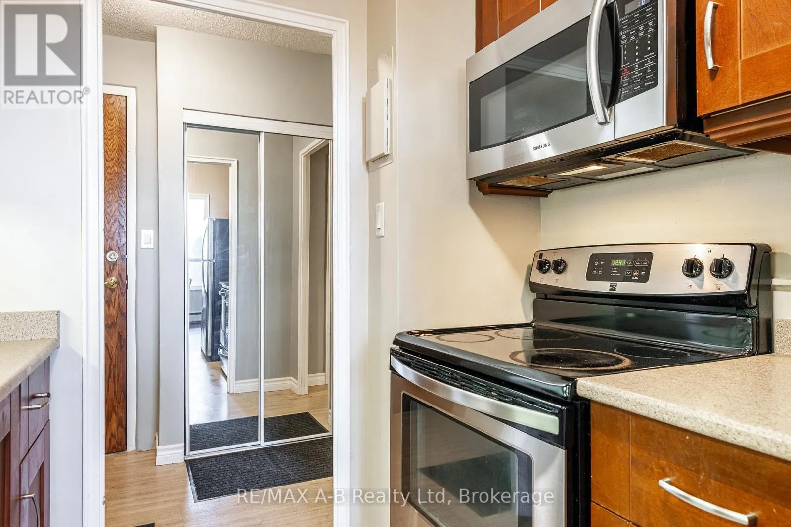 102 - 45 WESTMOUNT ROAD N, #102
