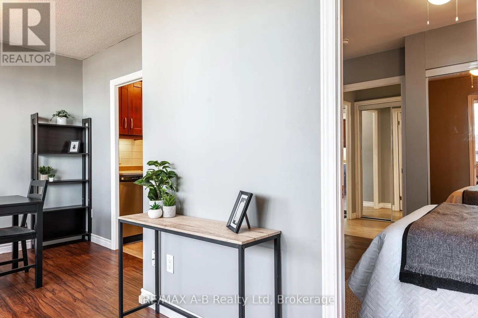 102 - 45 WESTMOUNT ROAD N, #102
