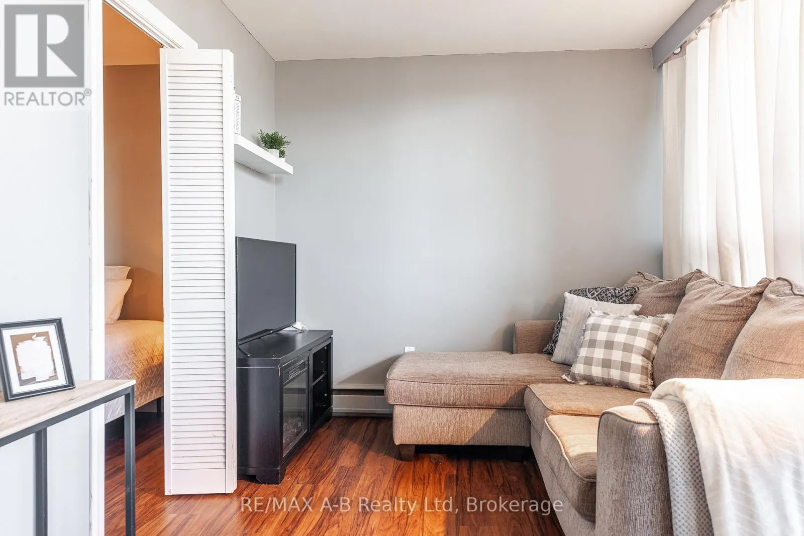 102 - 45 WESTMOUNT ROAD N, #102