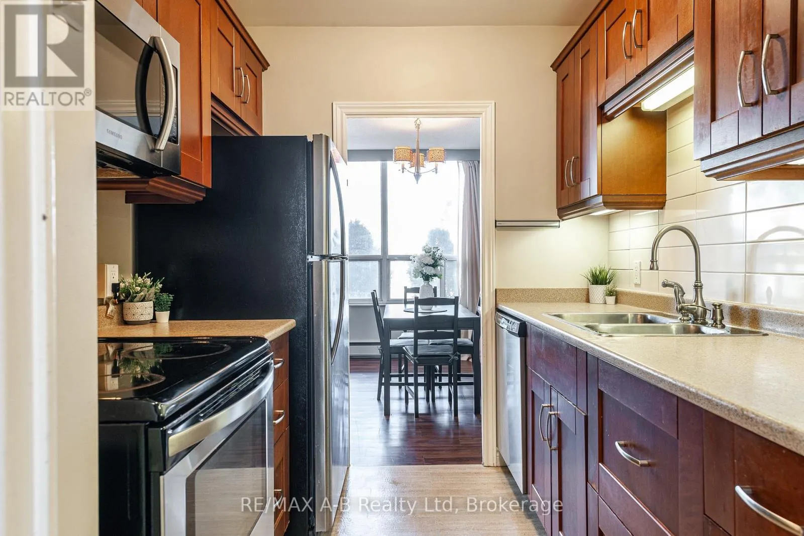 102 - 45 WESTMOUNT ROAD N, #102