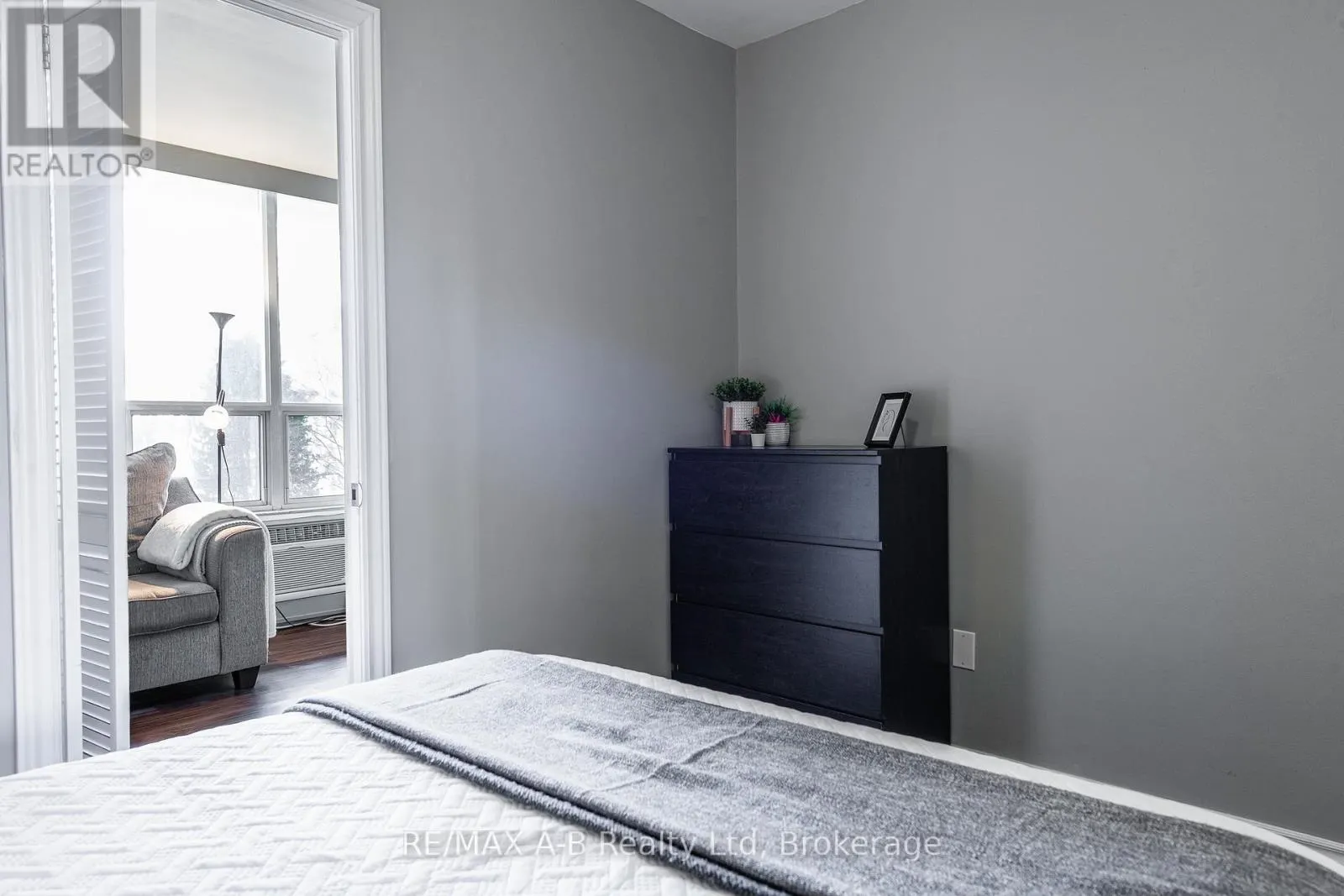 102 - 45 WESTMOUNT ROAD N, #102