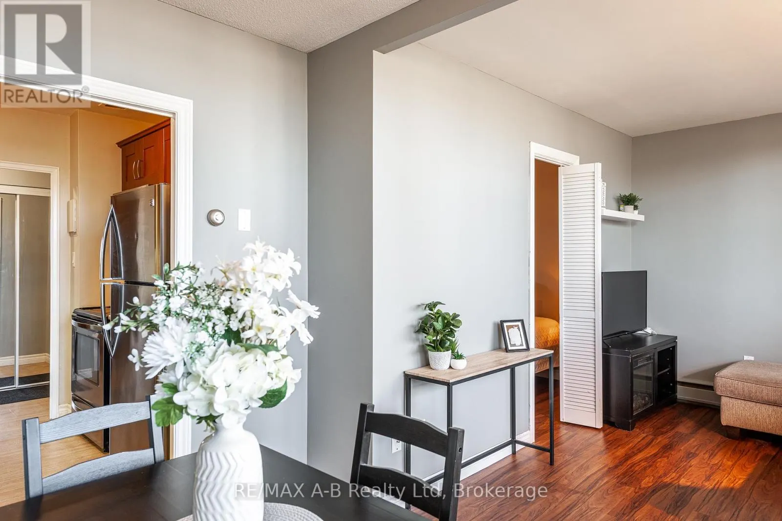 102 - 45 WESTMOUNT ROAD N, #102