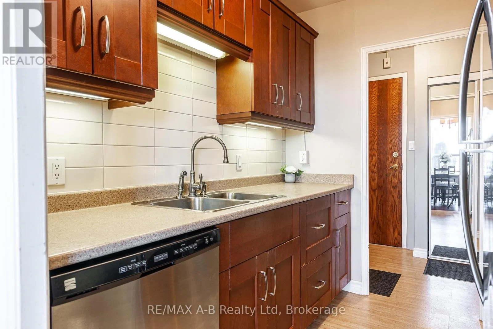 102 - 45 WESTMOUNT ROAD N, #102