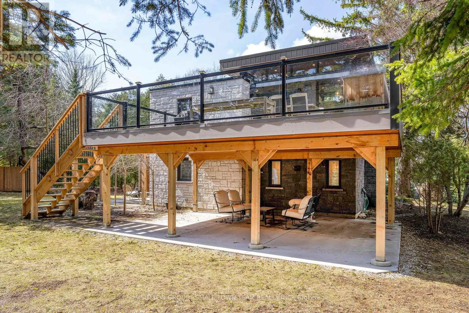 114 LAKESHORE ROAD W