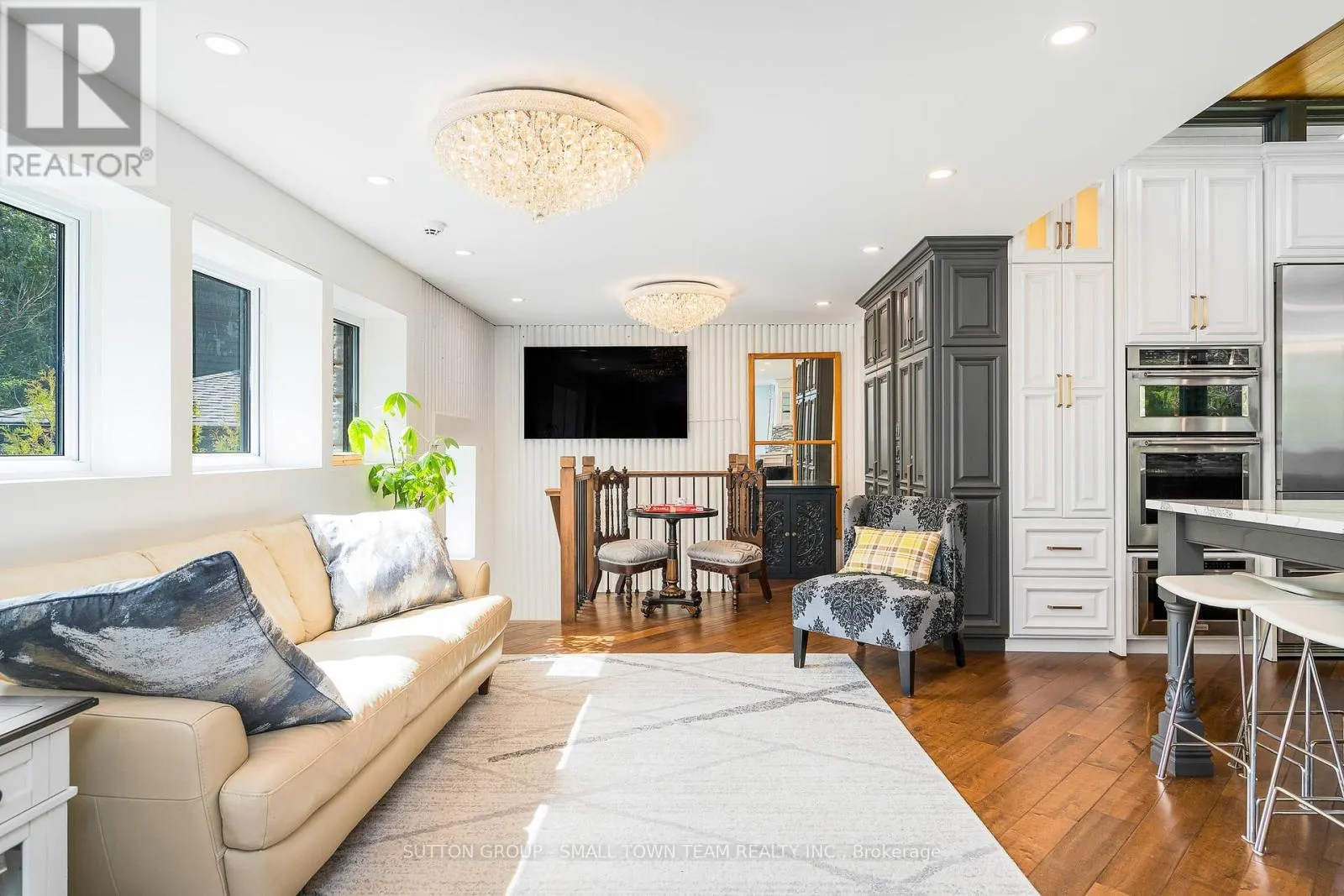 114 LAKESHORE ROAD W