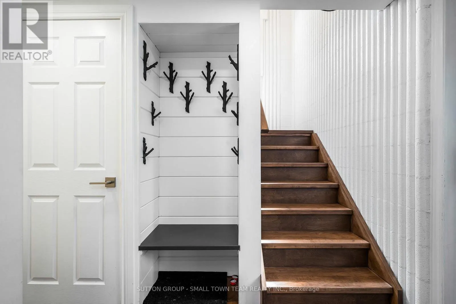 114 LAKESHORE ROAD W