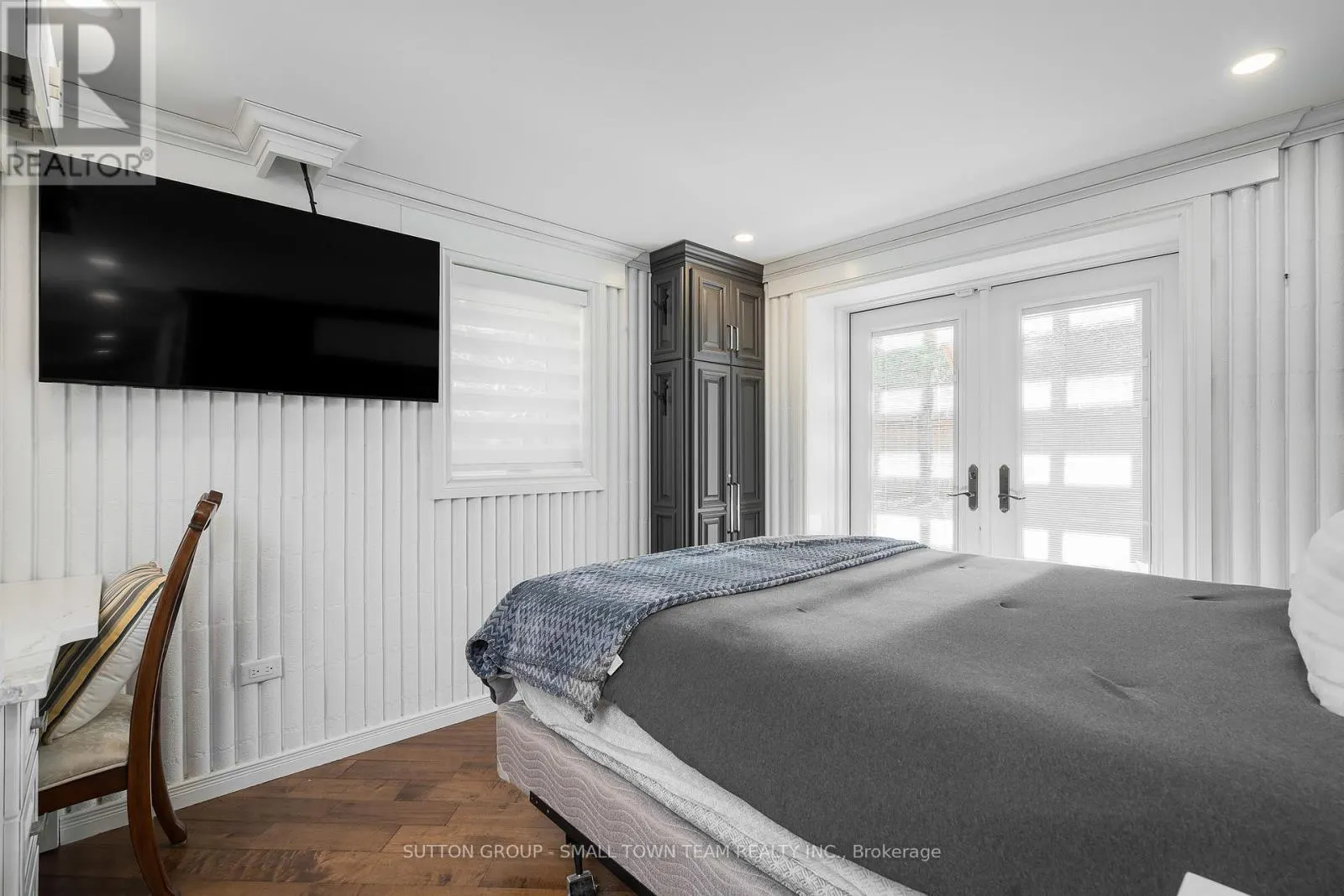 114 LAKESHORE ROAD W