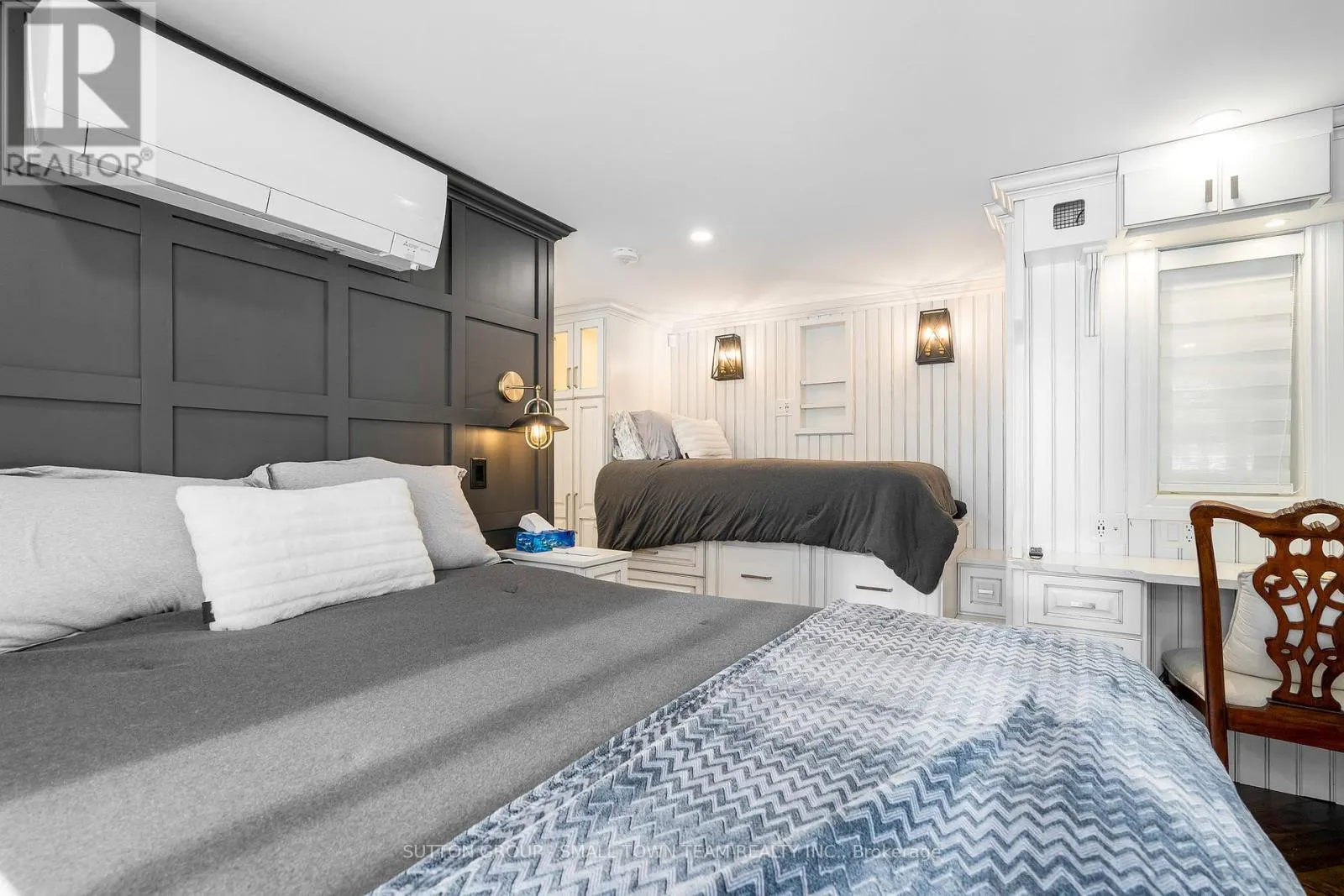 114 LAKESHORE ROAD W