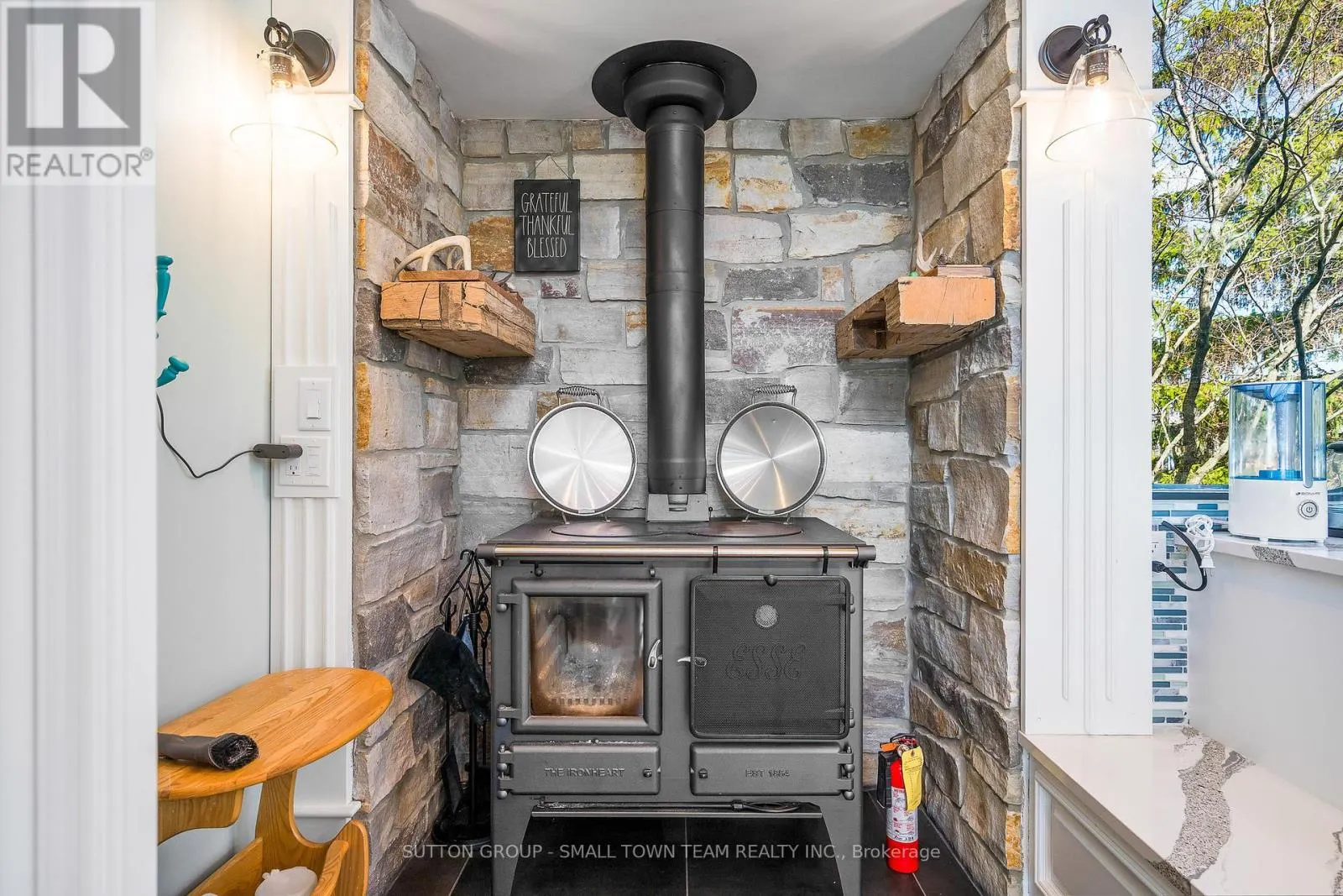 114 LAKESHORE ROAD W