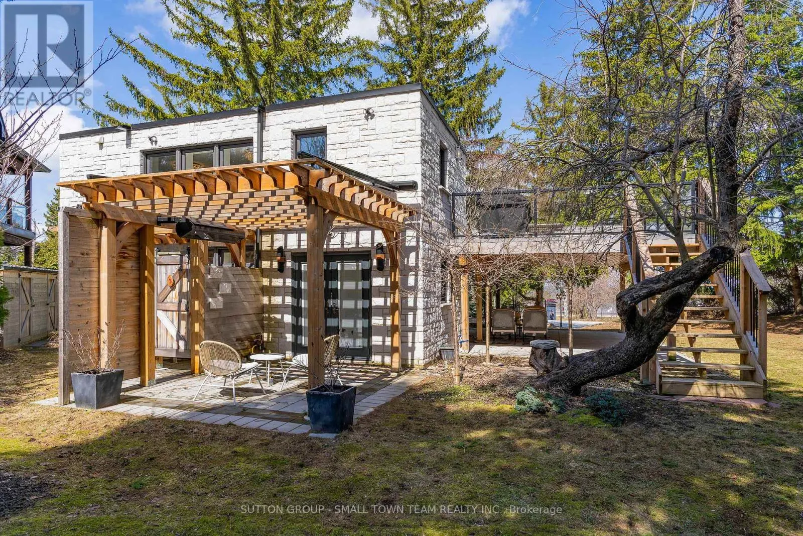 114 LAKESHORE ROAD W
