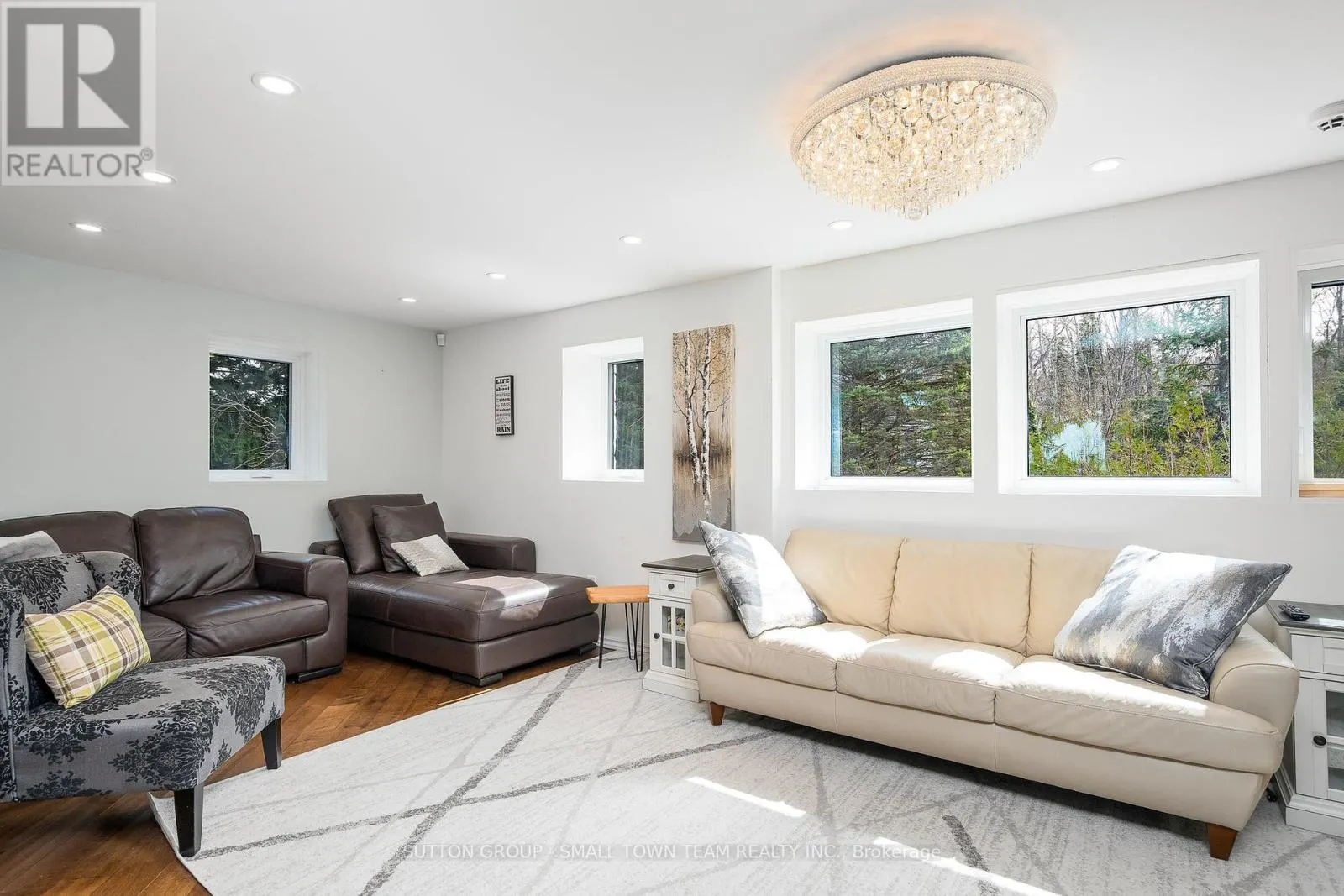 114 LAKESHORE ROAD W