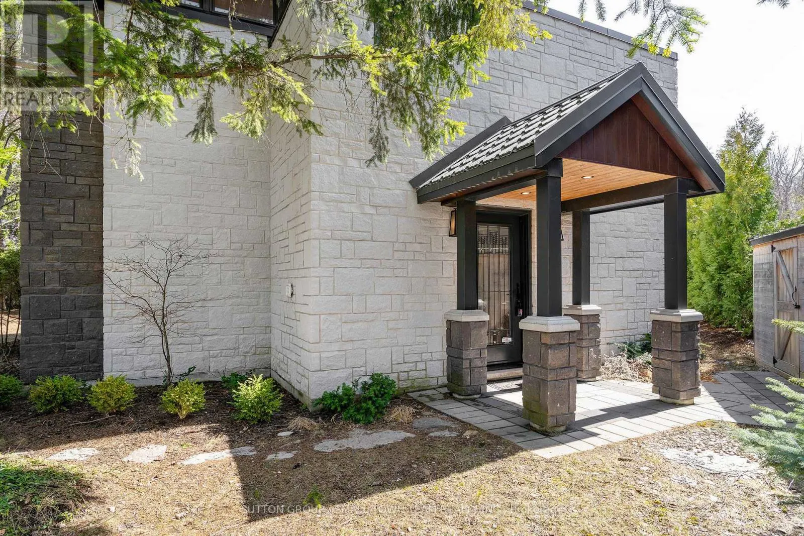 114 LAKESHORE ROAD W