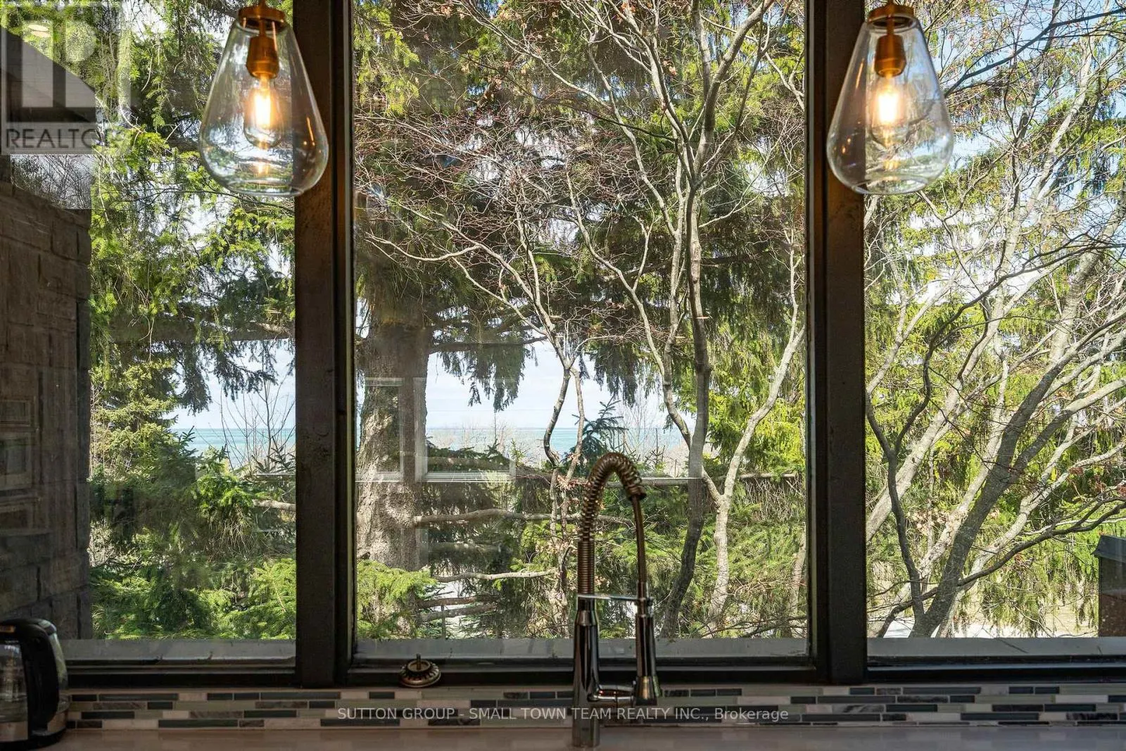 114 LAKESHORE ROAD W
