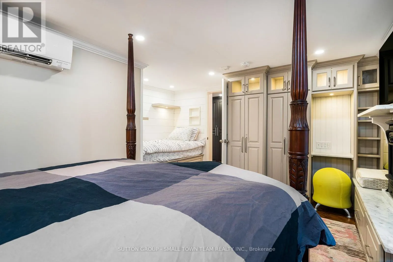 114 LAKESHORE ROAD W