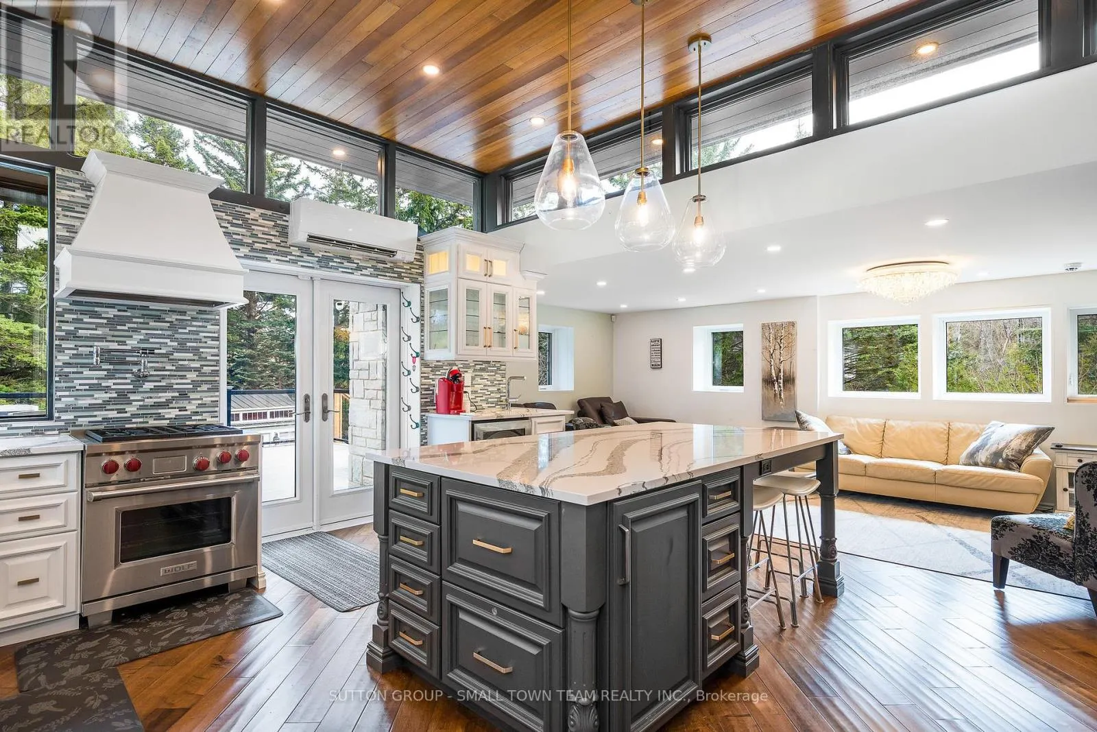114 LAKESHORE ROAD W