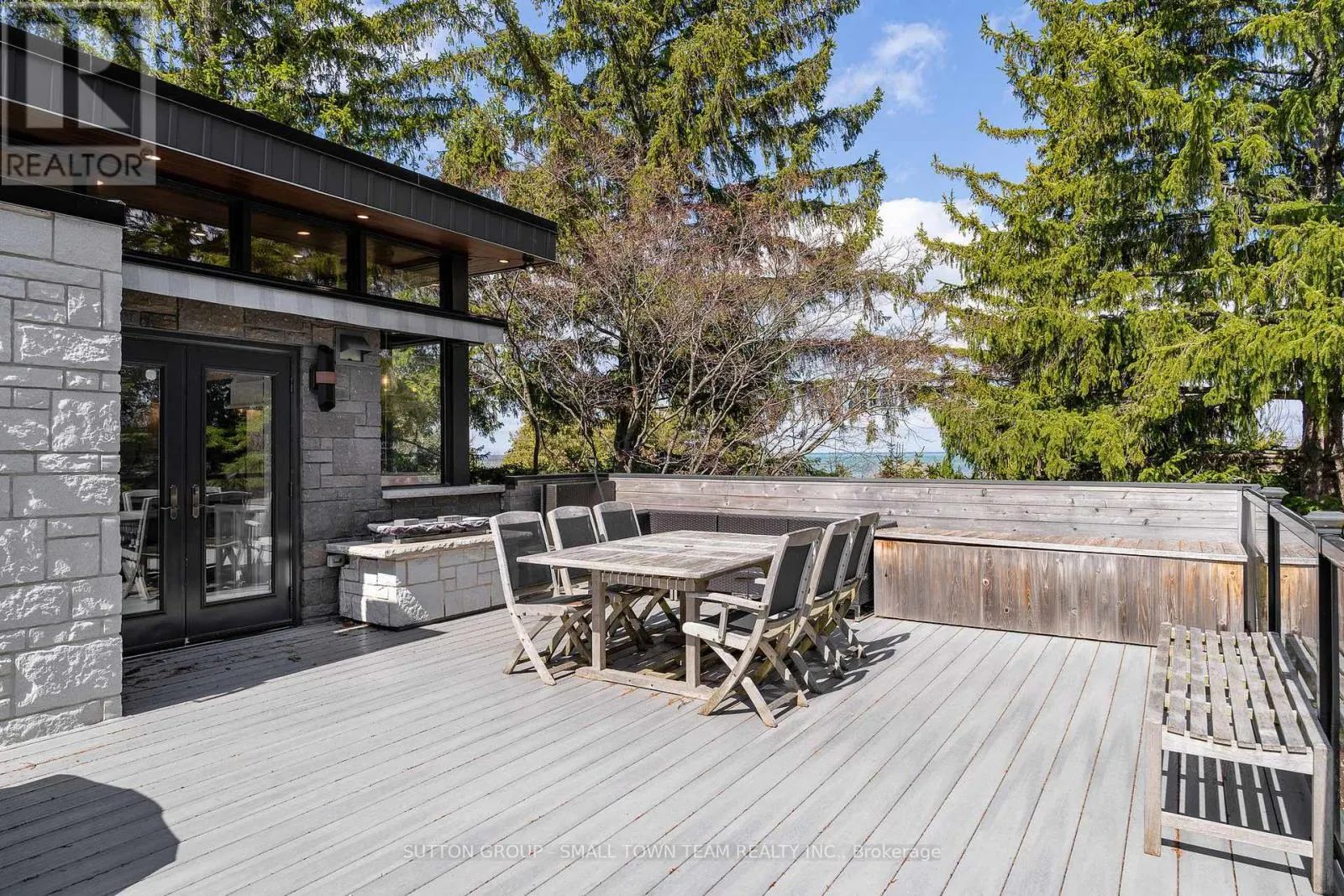 114 LAKESHORE ROAD W