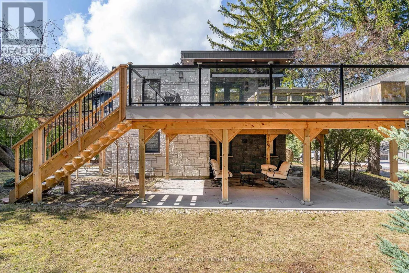 114 LAKESHORE ROAD W