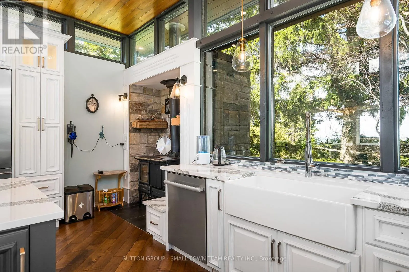 114 LAKESHORE ROAD W