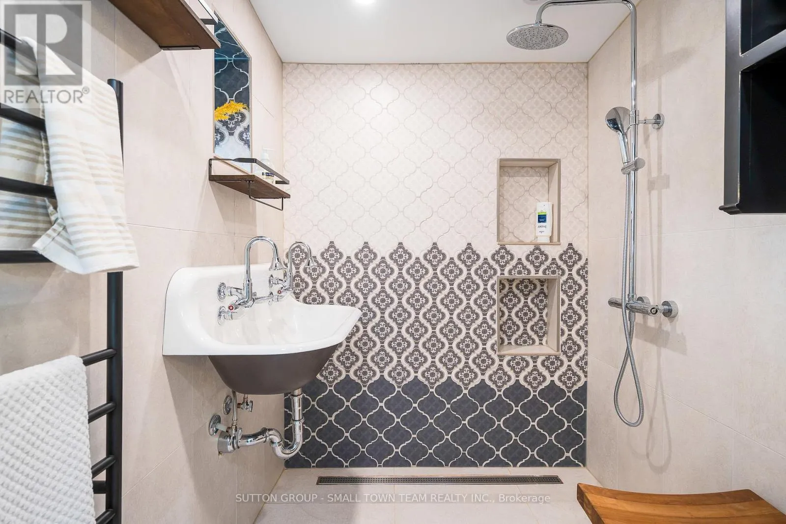 114 LAKESHORE ROAD W