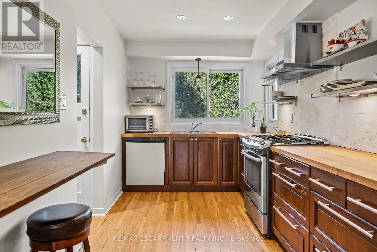 375 CLARENDON DRIVE