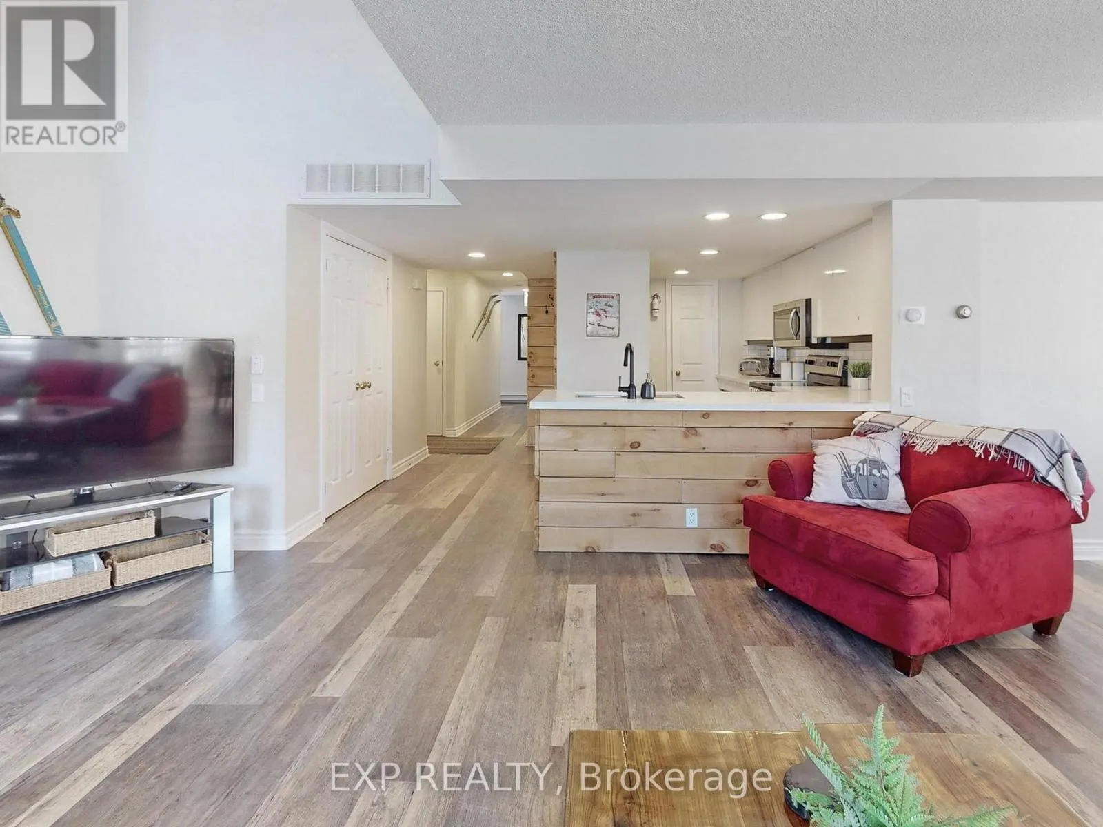 215 - 120 FAIRWAY COURT