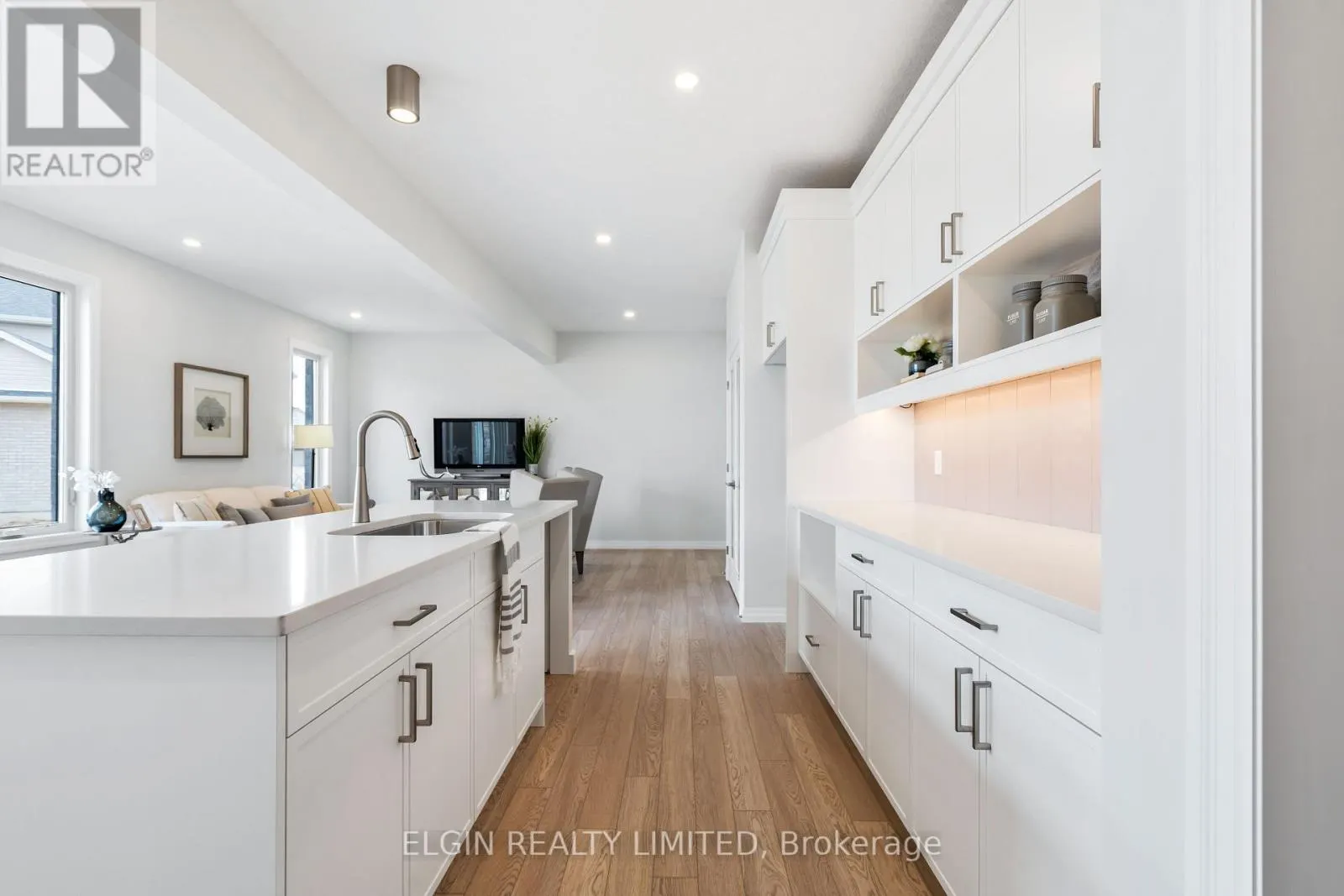 37 HEMLOCK CRESCENT