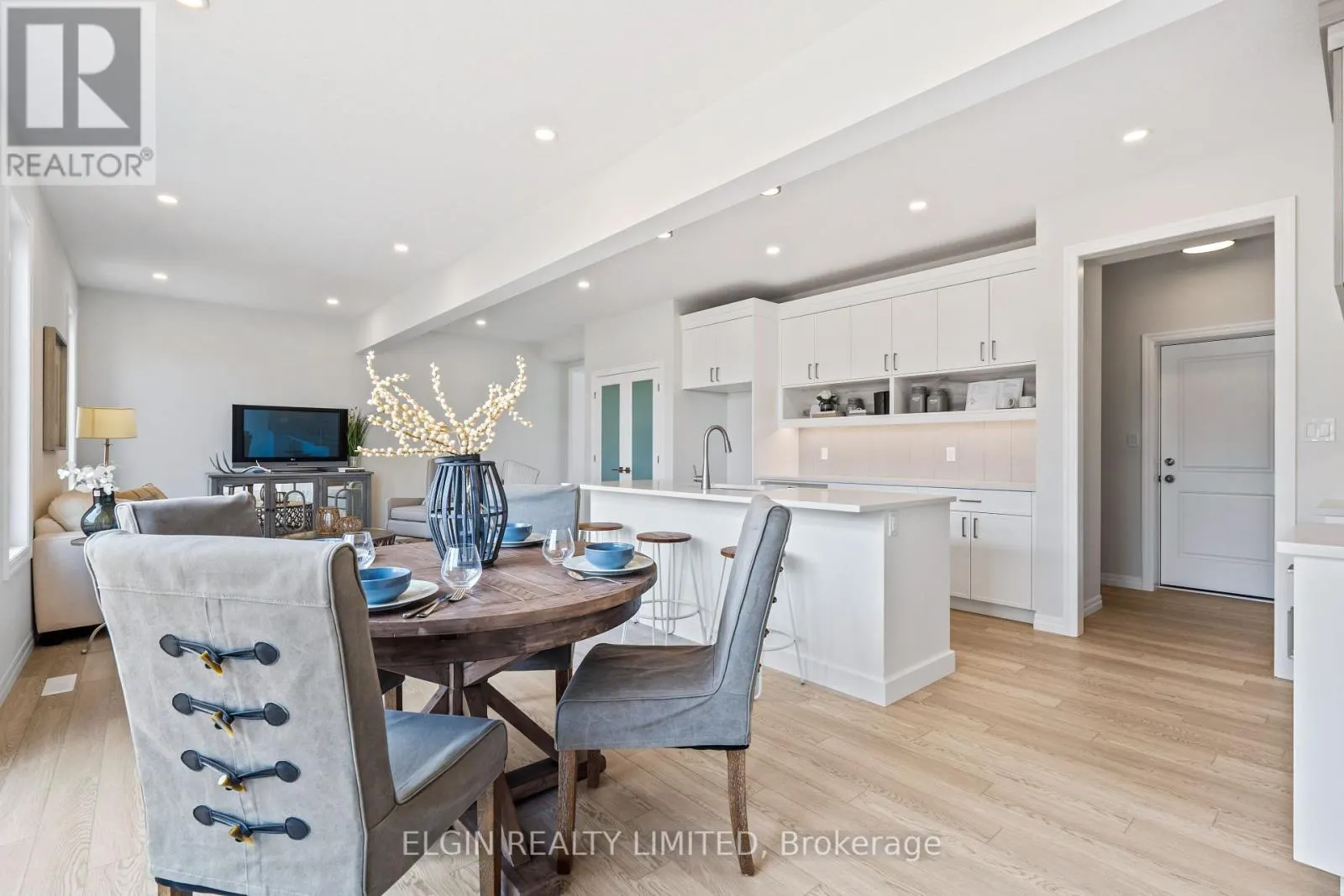 37 HEMLOCK CRESCENT