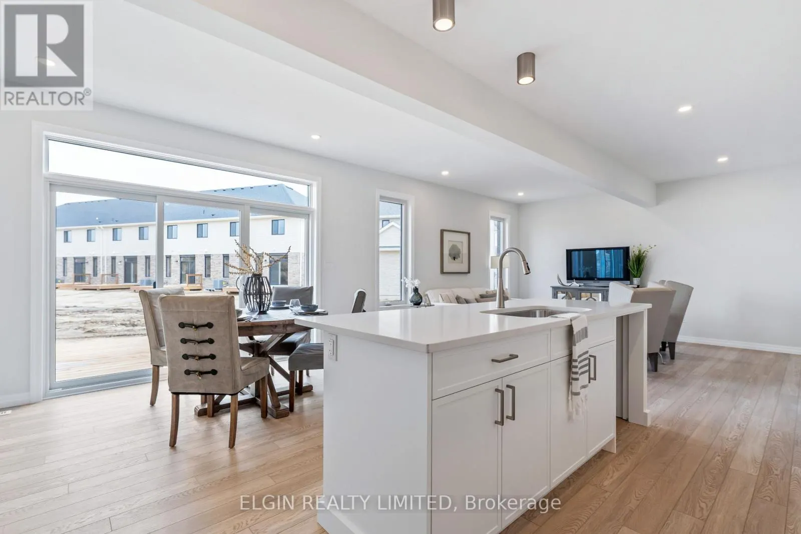 37 HEMLOCK CRESCENT