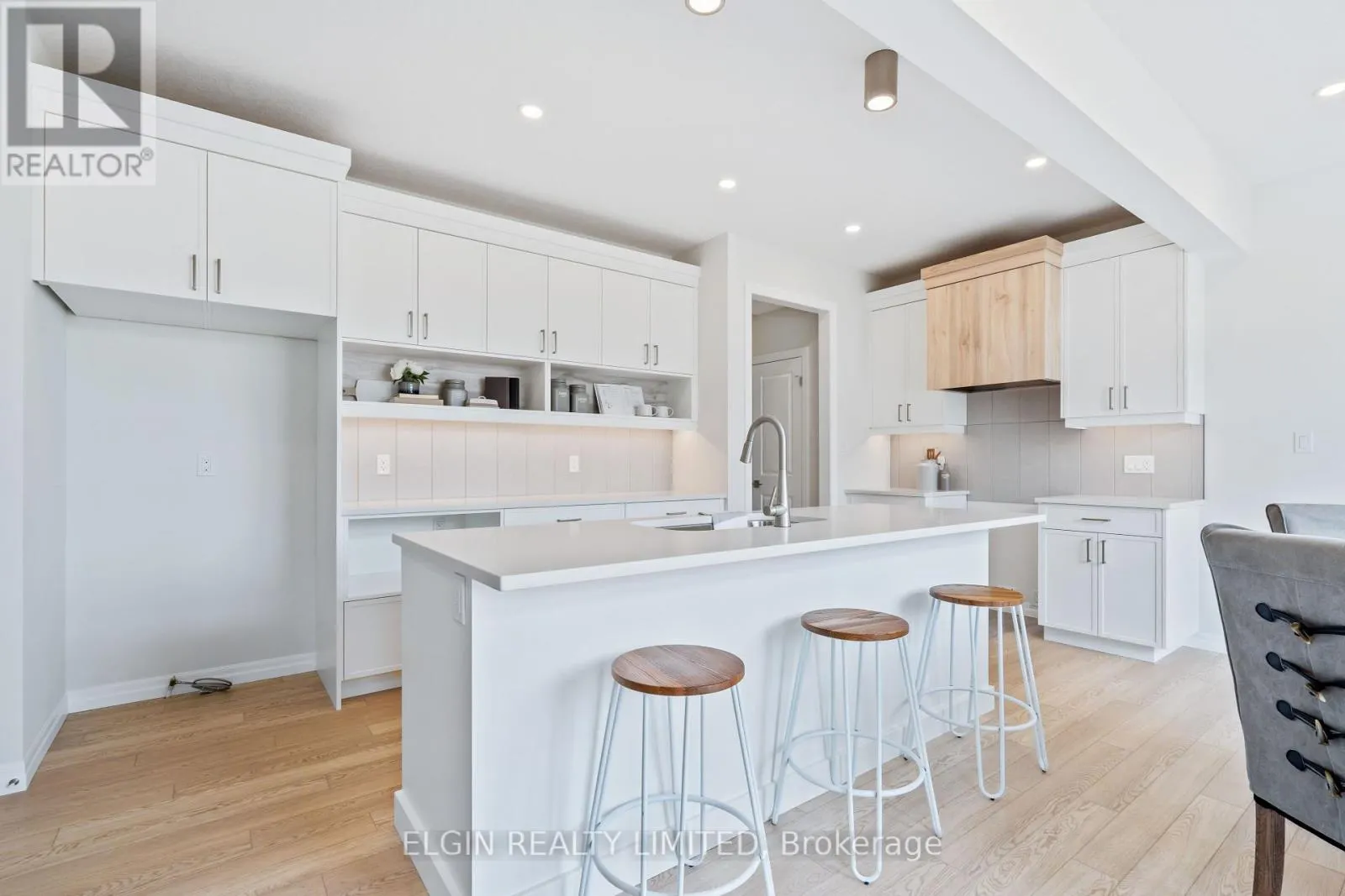37 HEMLOCK CRESCENT