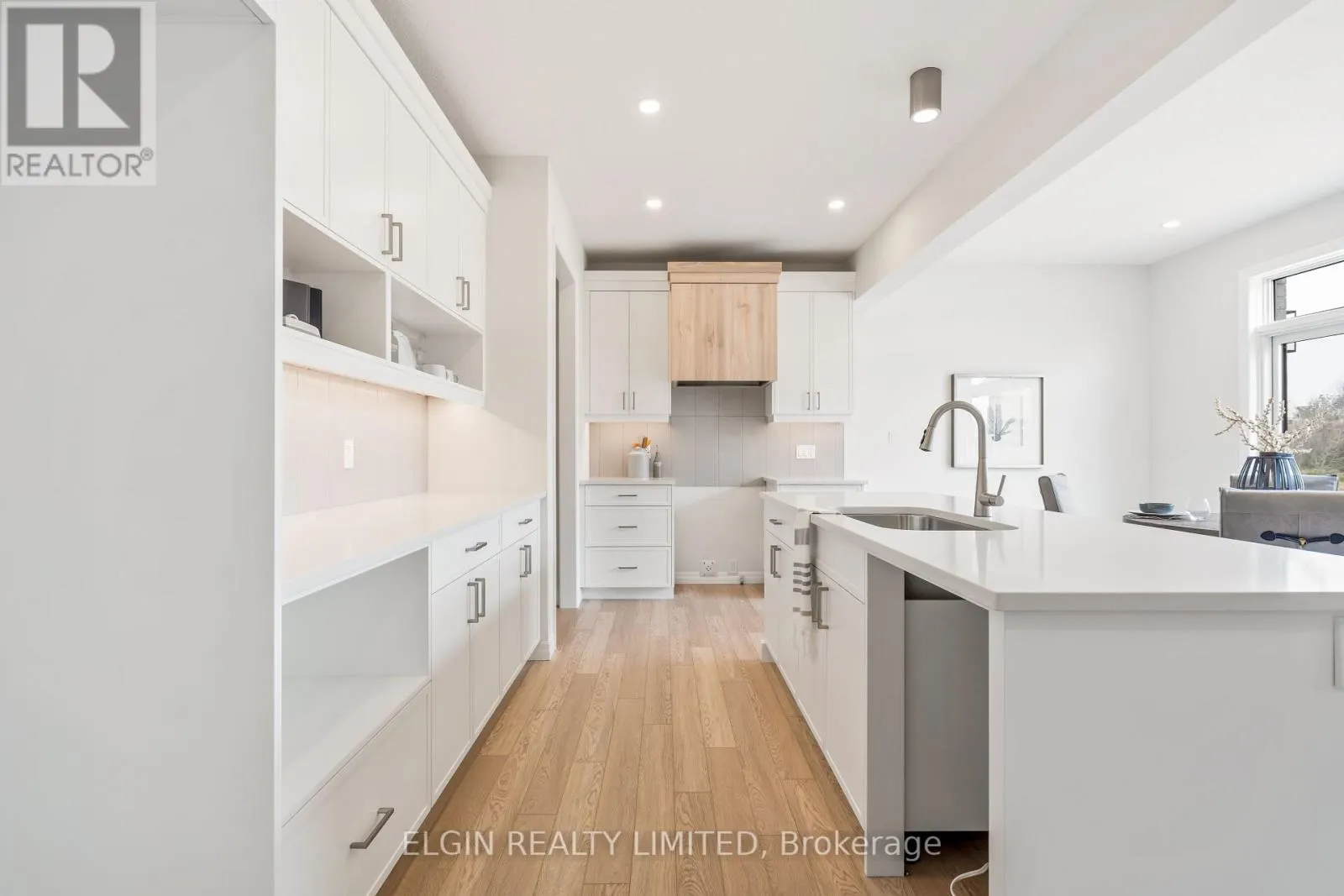 37 HEMLOCK CRESCENT