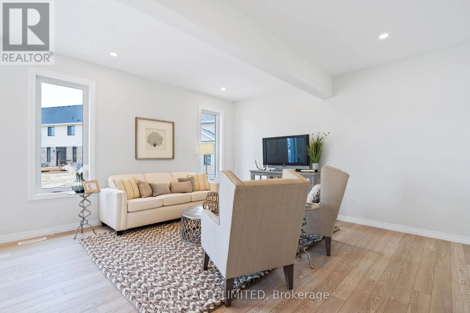 37 HEMLOCK CRESCENT