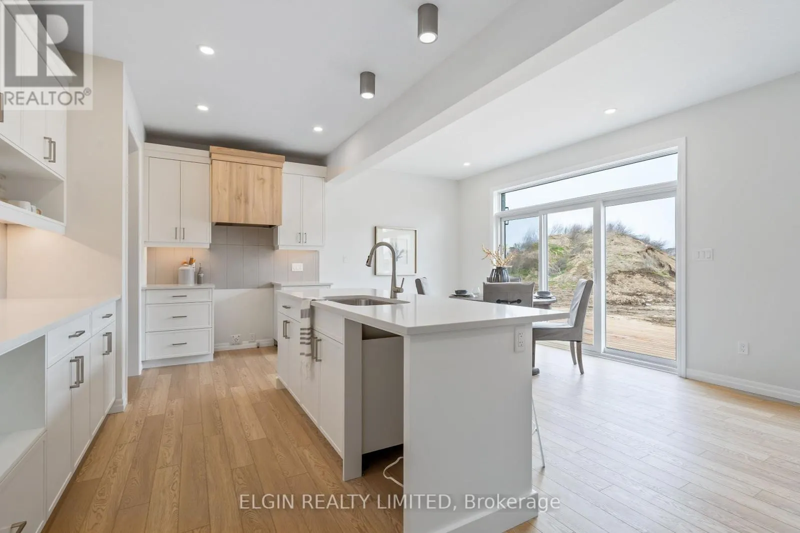 37 HEMLOCK CRESCENT