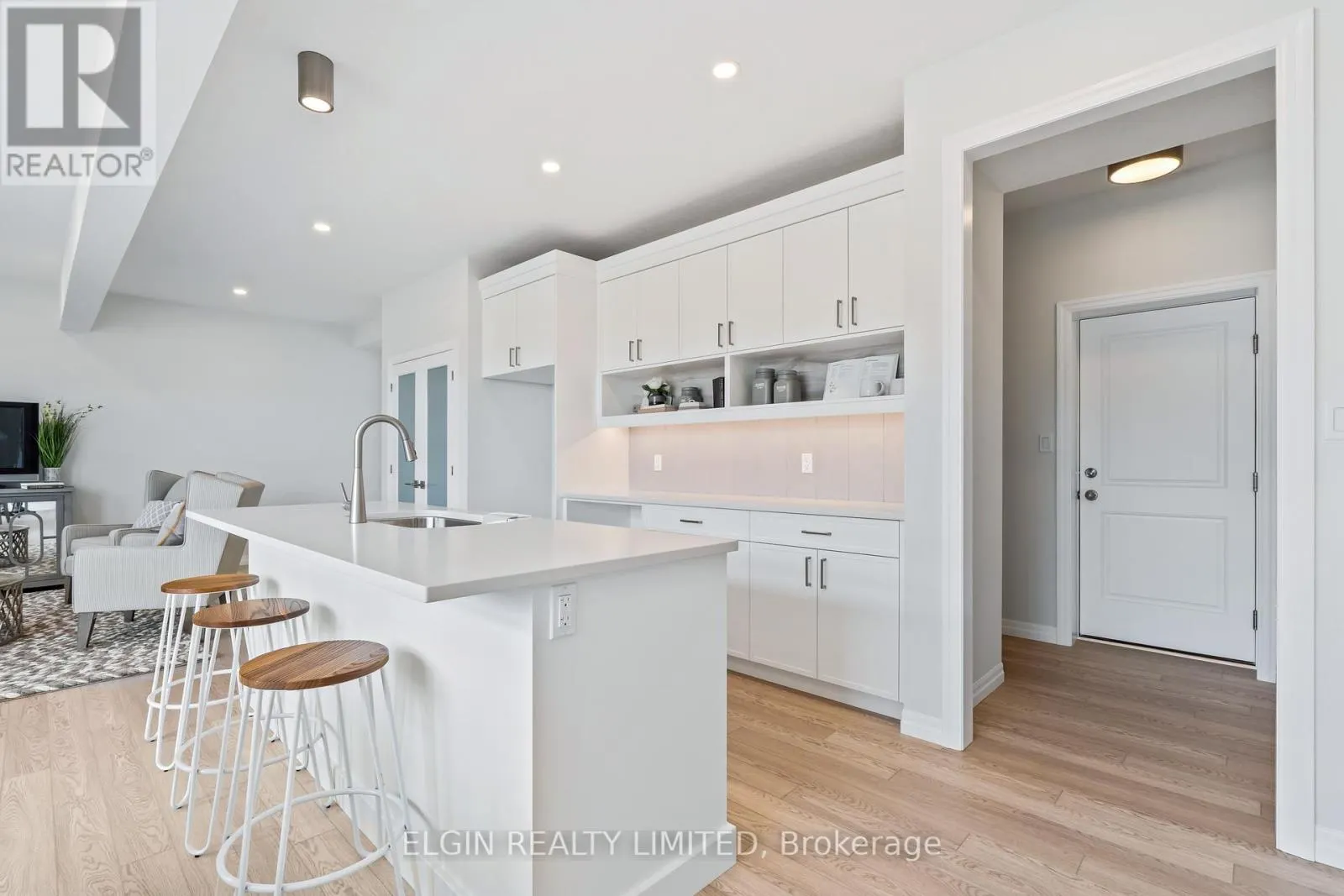 37 HEMLOCK CRESCENT